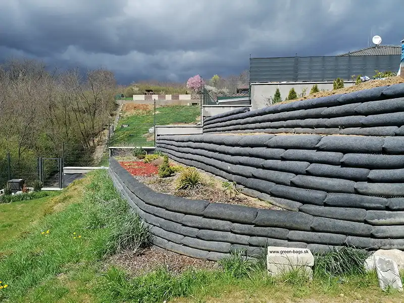 Vegetačné oporné múry v praxi: Typy a možnosti využitia