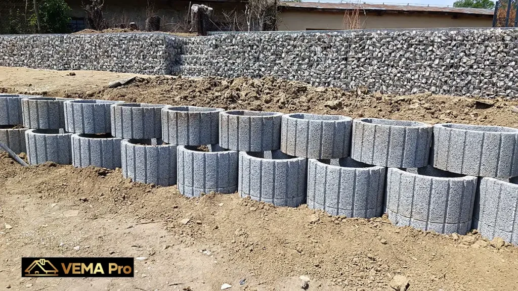 Montáž svahových tvárnic